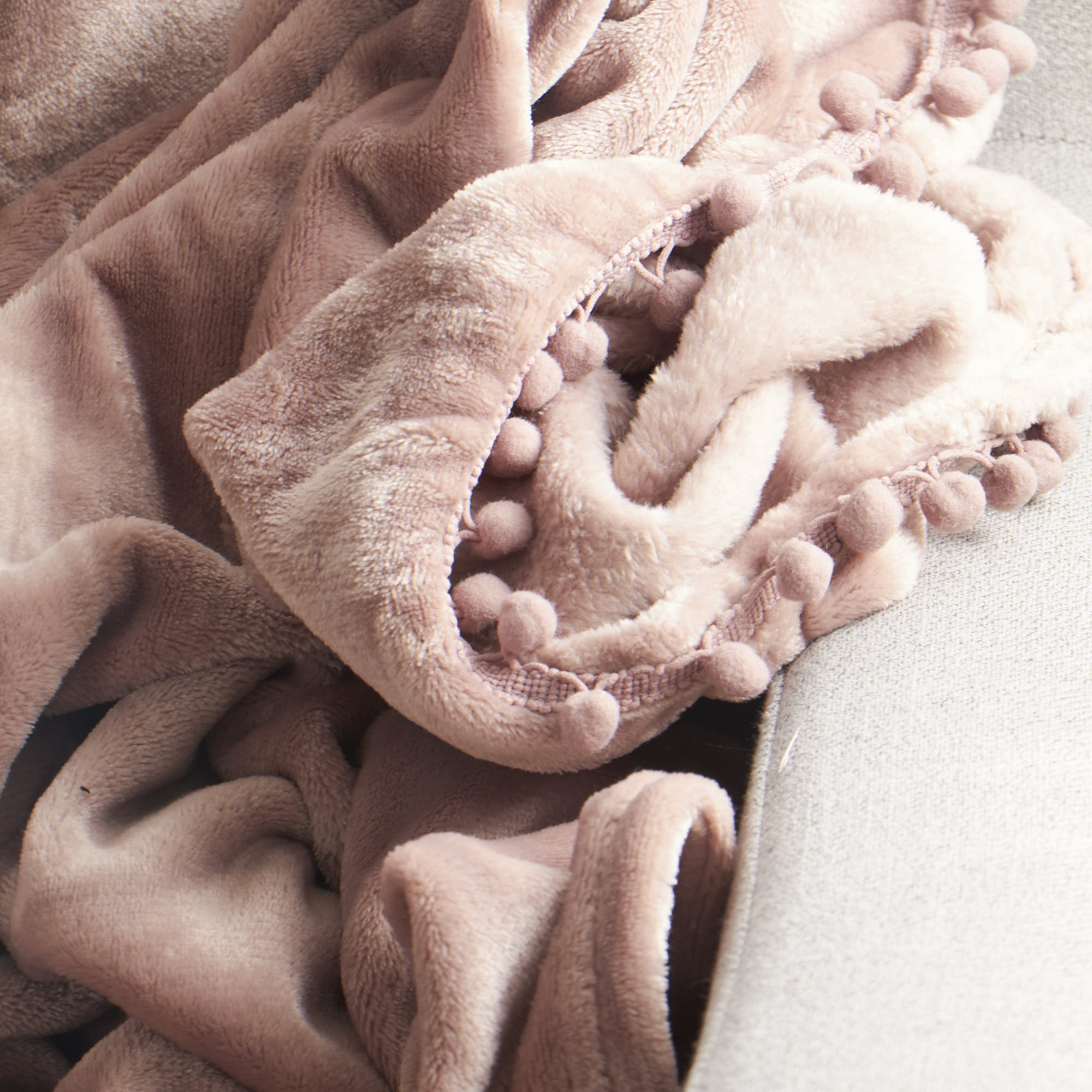 cobija-pompones-250-gr-140-x-200-cm