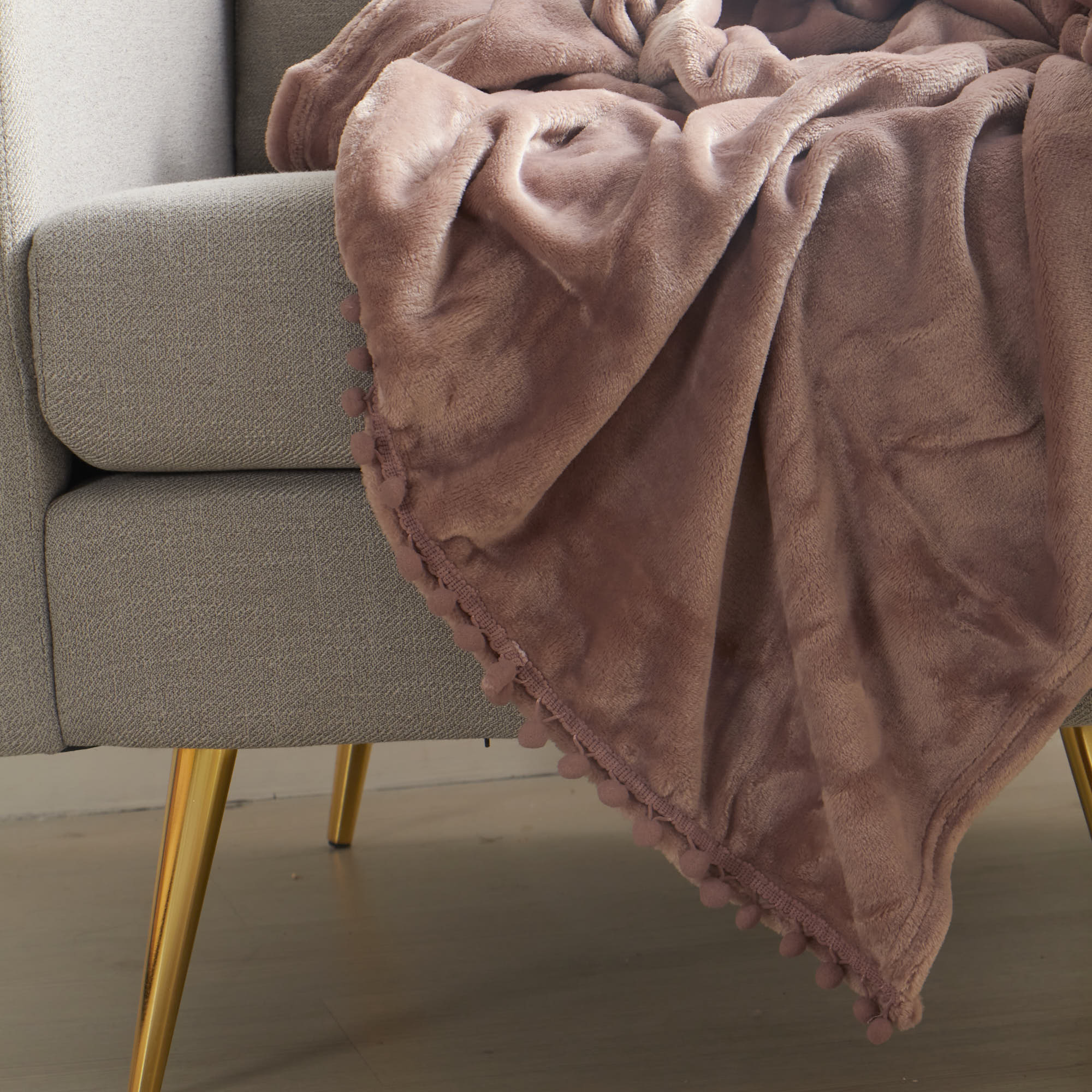 cobija-pompones-250-gr-140-x-200-cm