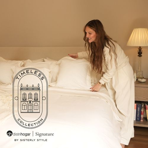 DH Signature by Sisterly Style Cojín Cuadrado Timeless